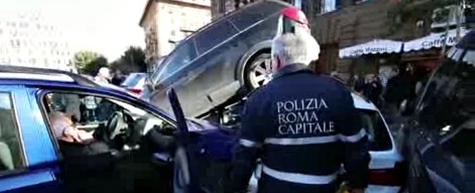 Copertina di Roma, suv sbaglia manovra e crea una piramide di auto in piazza Mazzini