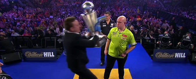 Copertina di Come Villaggio e Boldi in ‘Scuola di ladri’: ruba il trofeo al campionato mondiale di freccette