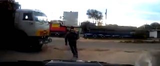 Copertina di Russia, si sfrena un camion senza conducente: miracoloso salvataggio di un automobilista