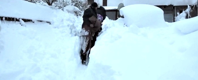 Copertina di Terremoto, anziana bloccata in casa da un muro di neve