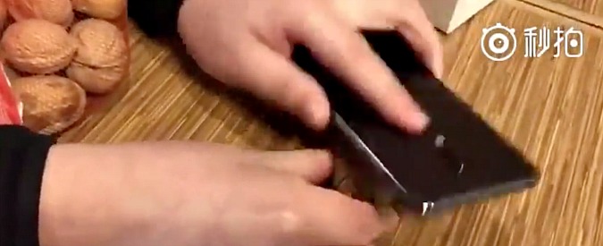 Copertina di Non avete uno schiaccianoci in casa? Nessun problema, fate come questo tizio