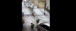 Copertina di Maltempo Sicilia, nubifragio a Sciacca: strade come fiumi e un fulmine cade tra i palazzi