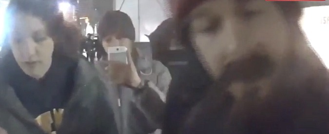 Copertina di Proteste anti Trump, arrestato Shia LaBeouf: ha graffiato un uomo che giustificava l’operato di Hitler