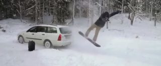 Copertina di Non fatelo a casa: ecco l’ultima follia dello snowboarder Agerstig, backflip su un’auto in corsa