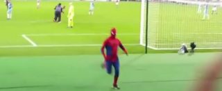 Copertina di Calcio, invasione di campo durante West Ham-Manchester City: entra Spiderman e fa gol