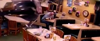 Copertina di Usa, suv sfonda parete ed entra nel ristorante: famiglia al tavolo si salva per miracolo
