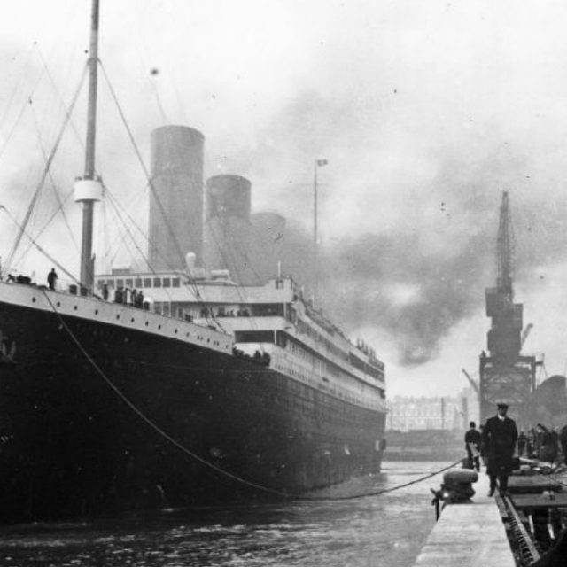 Titanic, nuove ipotesi sull’affondamento: e se la nave fosse stata “maledetta” ancora prima di solcare l’oceano?