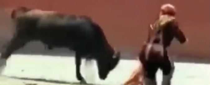 Copertina di Toro scatenato, non gli piace la corrida e si prende la sua rivincita. Ecco come umilia la torera