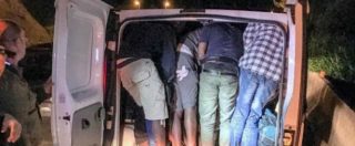 Copertina di Migranti, blitz contro trafficanti: 18 arresti. “Trovato furgone con 40 persone ammassate, è globalizzazione del male”