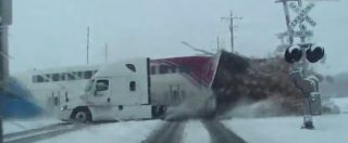 Copertina di Usa, un treno taglia in due un camion fermo sui binari: l’incidente in diretta