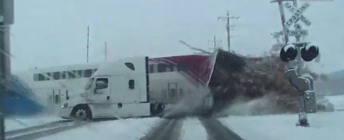 Copertina di Usa, un treno taglia in due un camion fermo sui binari: l’incidente in diretta