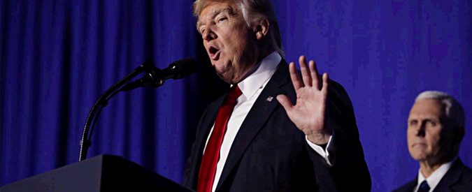 Usa, Trump firma l’ordine di costruzione del muro con il Messico. Immigrazione, ambiente e media: gli atti e i nemici del presidente