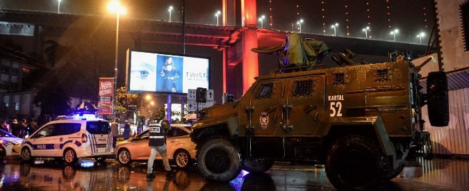Copertina di Istanbul, attacco al night club nella notte di Capodanno: almeno 39 morti e 69 feriti, “24 stranieri tra le vittime”. Erdogan: “Cercano di destabilizzarci” – ORA PER ORA