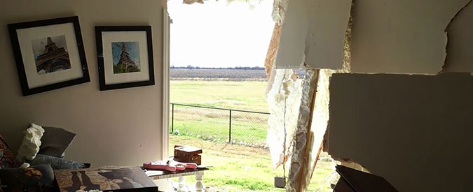 Copertina di Usa, auto perde il controllo e finisce contro una casa sfondando il muro