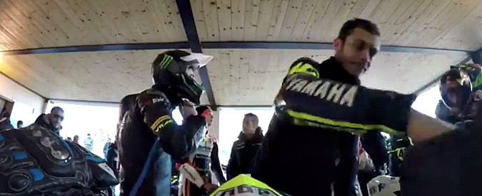 Copertina di Valentino Rossi e la passione per il motocross, la prova in soggettiva nel ranch di Tavullia