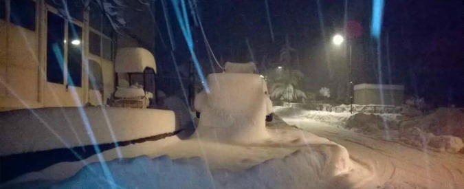 Copertina di Terremoto Centro Italia, sindaci del Teramano: “Lasciati soli, senza elettricità. Gli spazzaneve? Abbiamo dovuto noleggiarli”