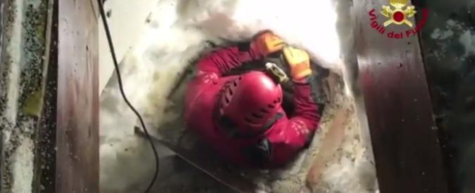 Copertina di Rigopiano, si lavora senza sosta alla ricerca dei dispersi: esplorazione nei pertugi dell’hotel