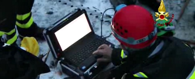 Copertina di Hotel Rigopiano, search-cam e robot per cercare i dispersi. La tecnologia al servizio dei soccorritori