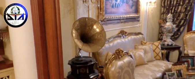 Copertina di In casa del pregiudicato che imita Scarface. Sequestrati beni per 5 milioni, dichiarava reddito di 12mila euro