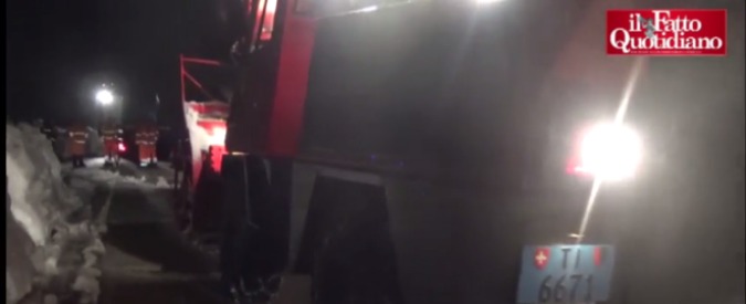 Copertina di Maltempo, volontari svizzeri arrivati nel Teramano con 3 turbine: “Ora burocrazia più veloce”