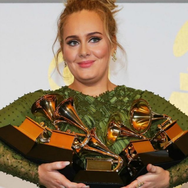 Grammy Awards 2017, Adele trionfa con 5 premi. Busta Rhymes insulta Trump: “Presidente ‘agent orange'”