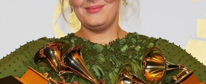 Grammy Awards 2017, Adele trionfa con 5 premi. Busta Rhymes insulta Trump: “Presidente ‘agent orange'”