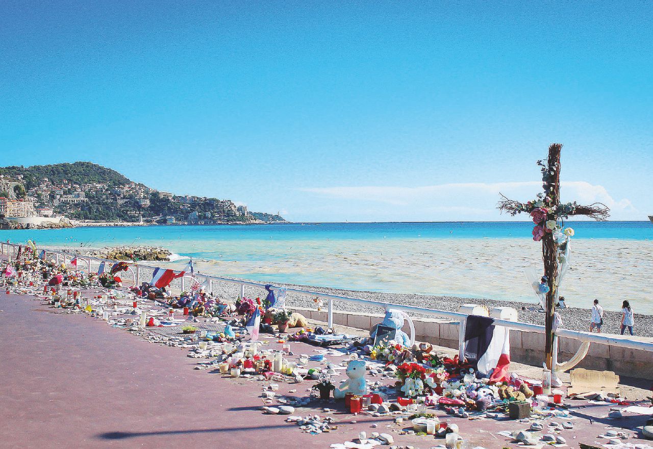 Copertina di Nizza è ancora in lutto e rinuncia al Carnevale