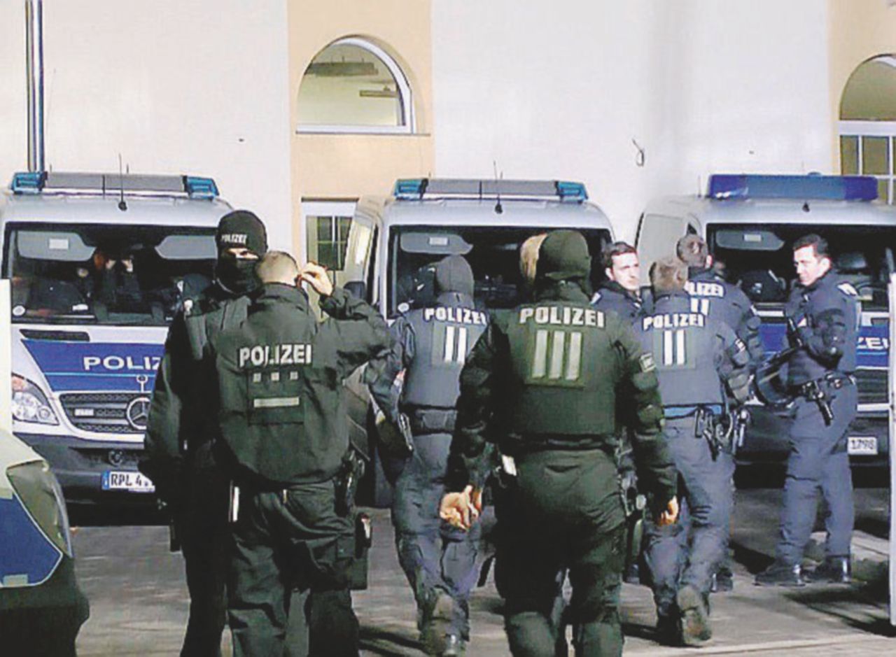 Copertina di Retate anti-Isis: Merkel fa la poliziotta