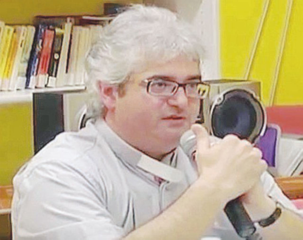 Copertina di Il Papa chiama, monsignore risponde: sospensione per il “parroco delle orge”