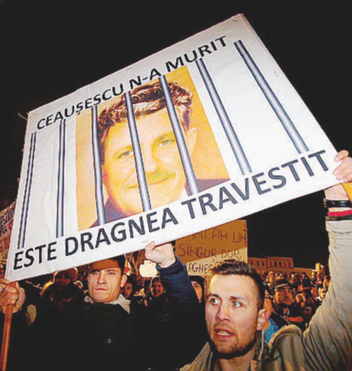 Copertina di Romania in piazza contro la legge che salva il politico corrotto