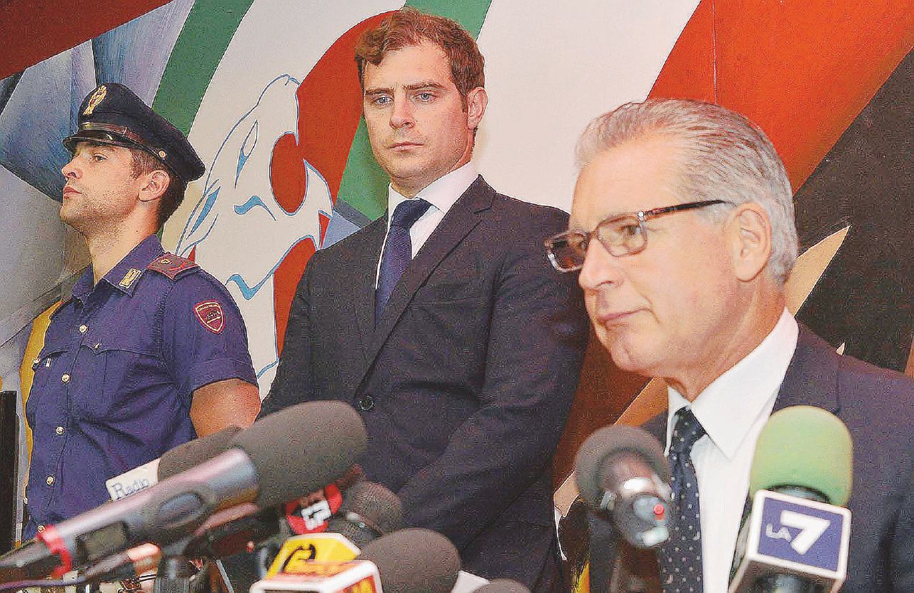 Copertina di “Corrotto dall’ex marito della Marini”. Ai domiciliari l’ex questore Finolli