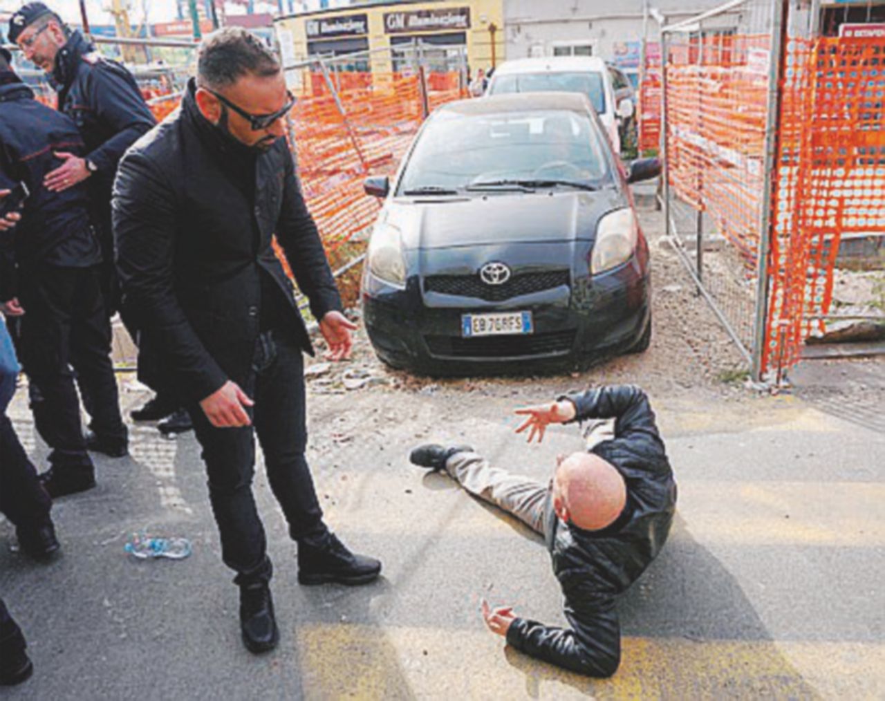 L’auto travolge la manifestazione dei lavoratori socialmente utili: un uomo muore d’infarto, 2 feriti