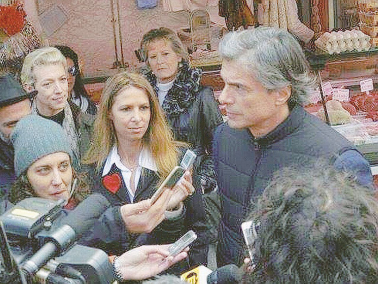 Raggi e il caso della polizza di Romeo. L’ex beneficiaria: “Aveva intestato un contratto anche a me, poi però ci siamo lasciati”