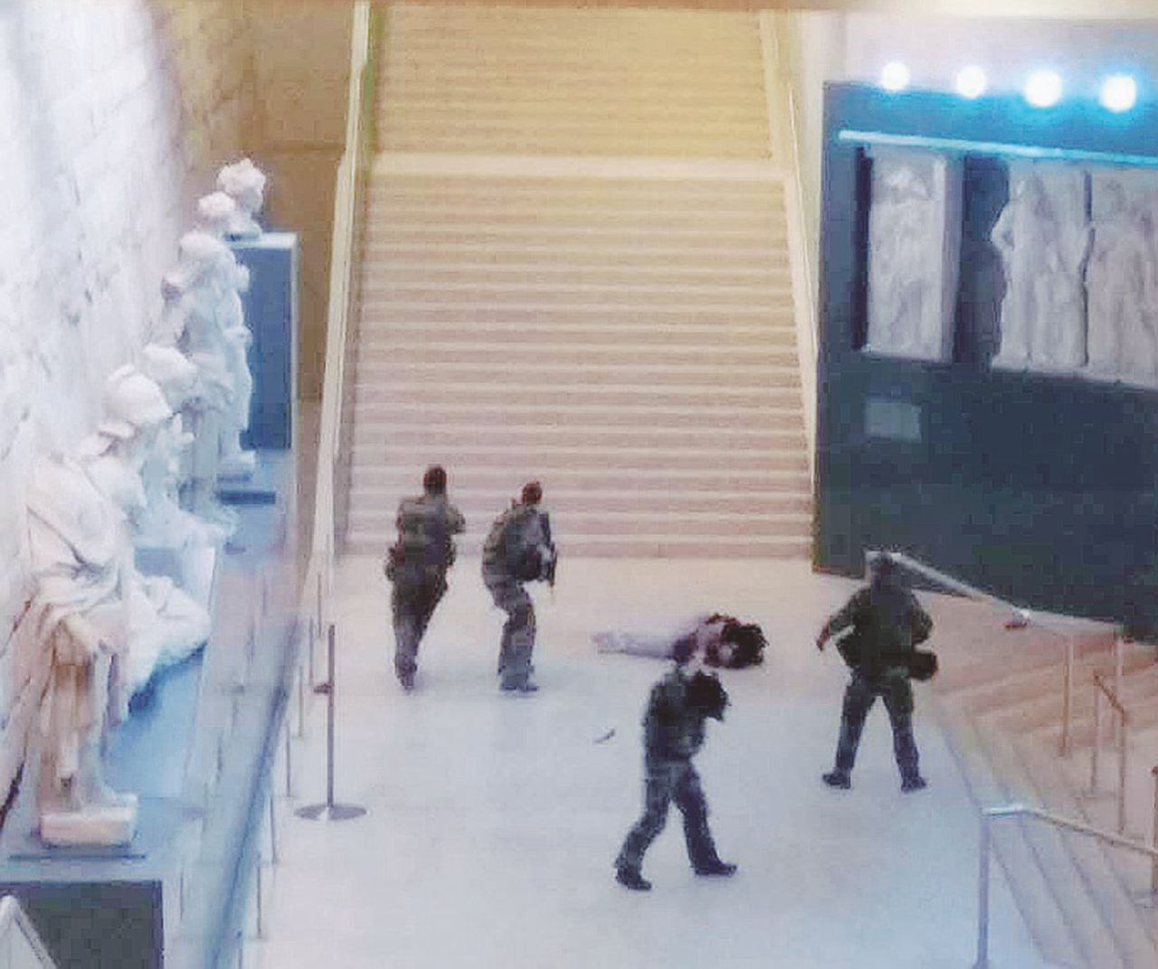 Grida ‘Allah akbar’ armato di machete. La “Sentinelle” lo abbatte al Louvre