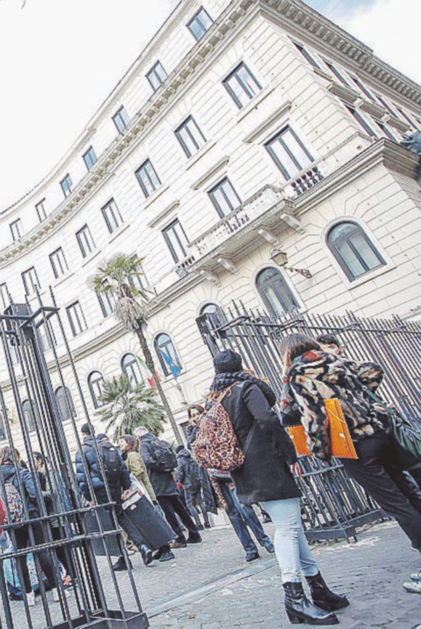 Copertina di Decenni di riforme, la scuola non c’è più