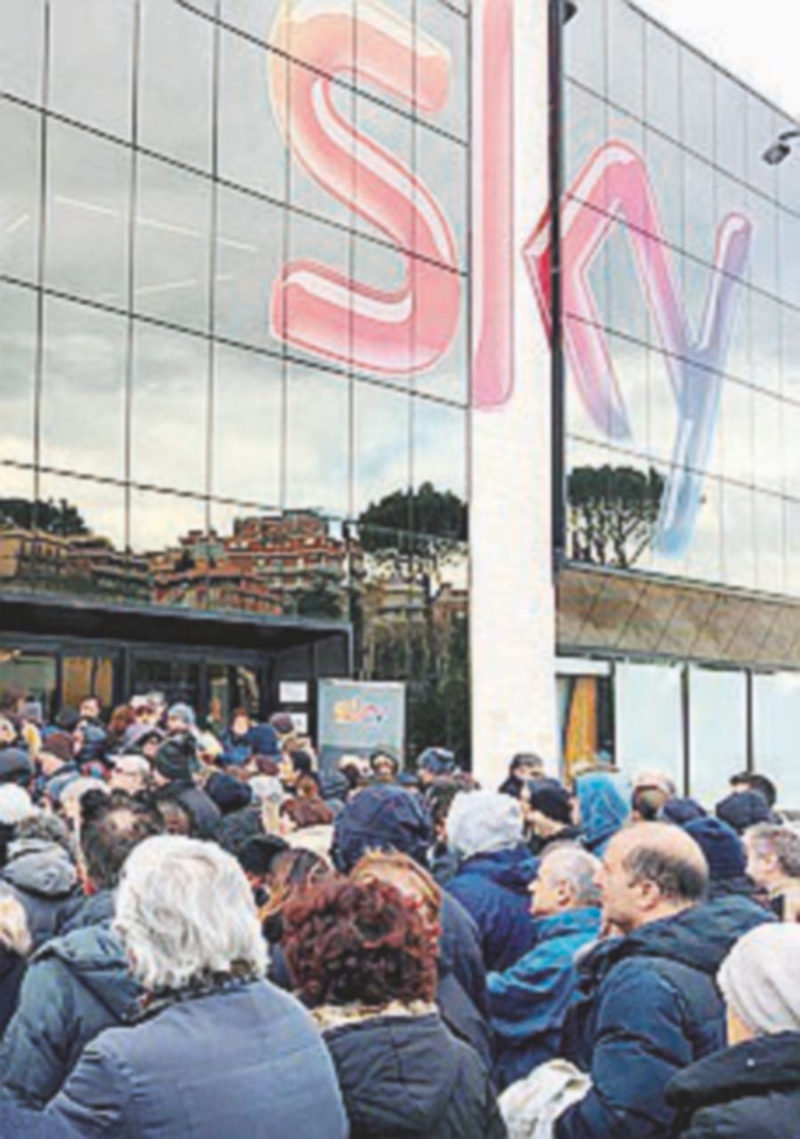 Sky Italia, scioperano tutti i lavoratori: presidio alla Camera