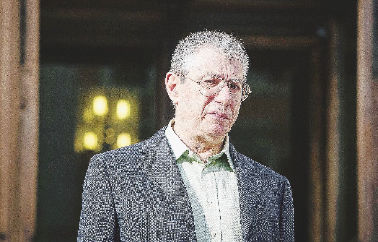 Copertina di “Il Pd a pezzi, M5S inaffidabile. Vinciamo noi, alleati con Silvio”