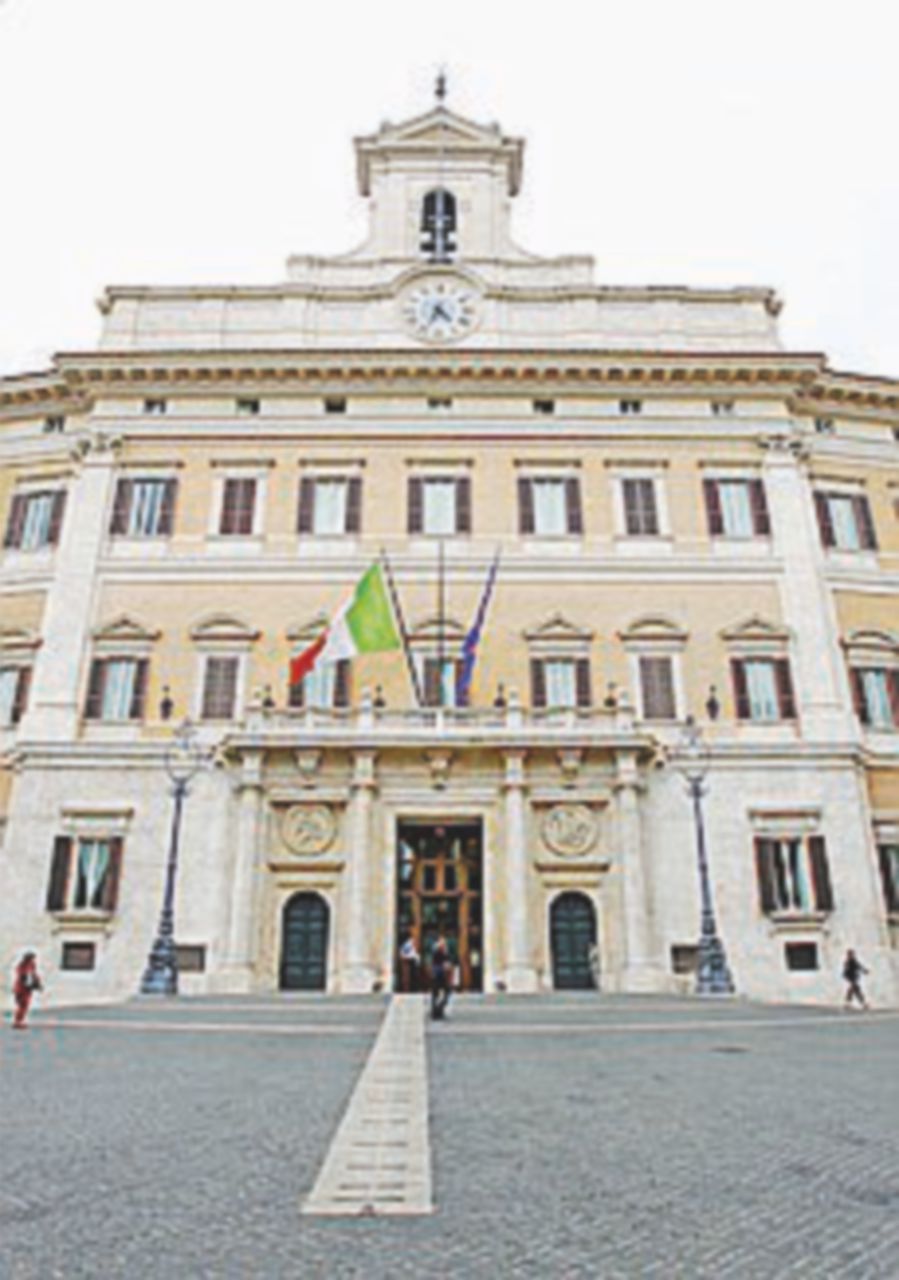 Banchieri, polemica per il tetto saltato ai compensi Banchieri, polemica per il tetto saltato ai compensi