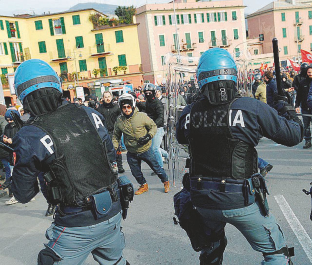 Copertina di Genova in piazza contro Forza Nuova