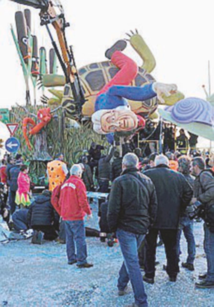 Rovina il carro di carnevale dedicato all’ex premier: 5 feriti