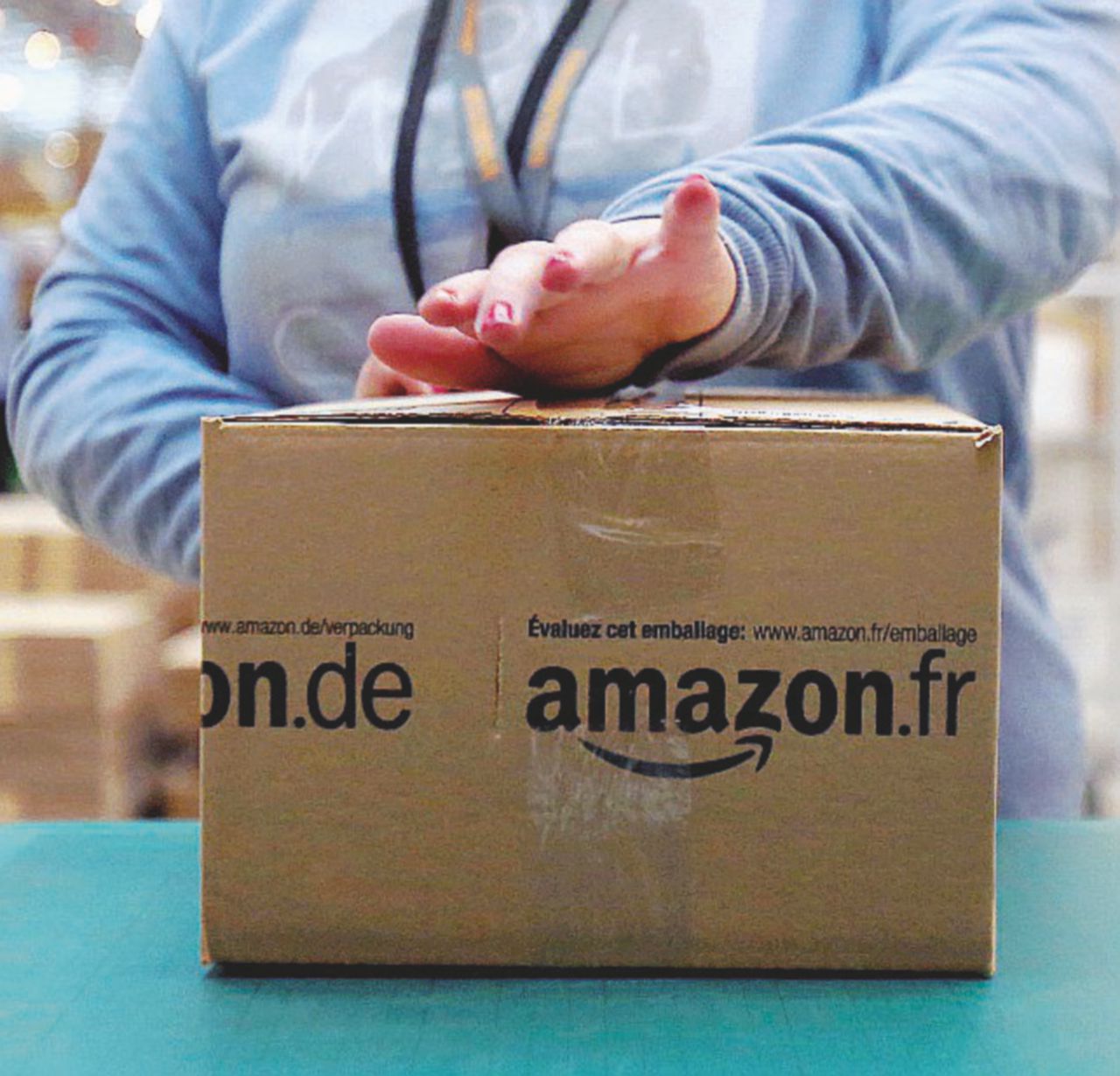 Copertina di Il magazzino che porta voti: così Amazon seduce la politica