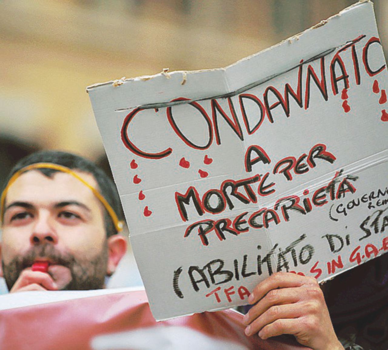 Copertina di Ammalarsi di precariato fa più male dell’alcol