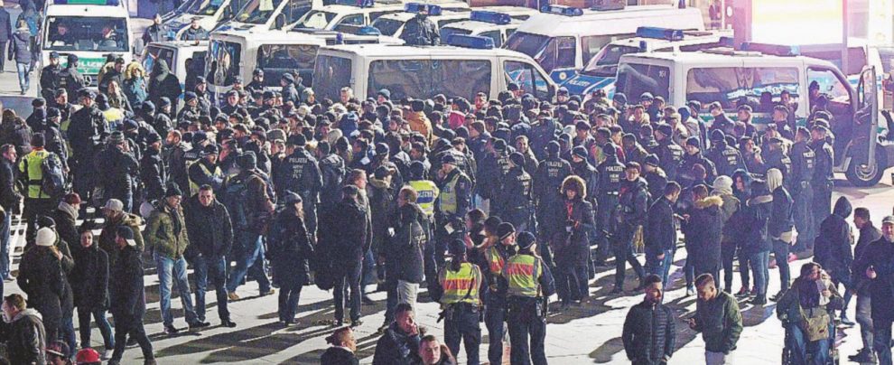 Corazzati - Quest’anno, la notte di San Silvestro a Colonia è stata blindata - Ansa La post-verità di Francoforte: Bild si scusa con i lettori