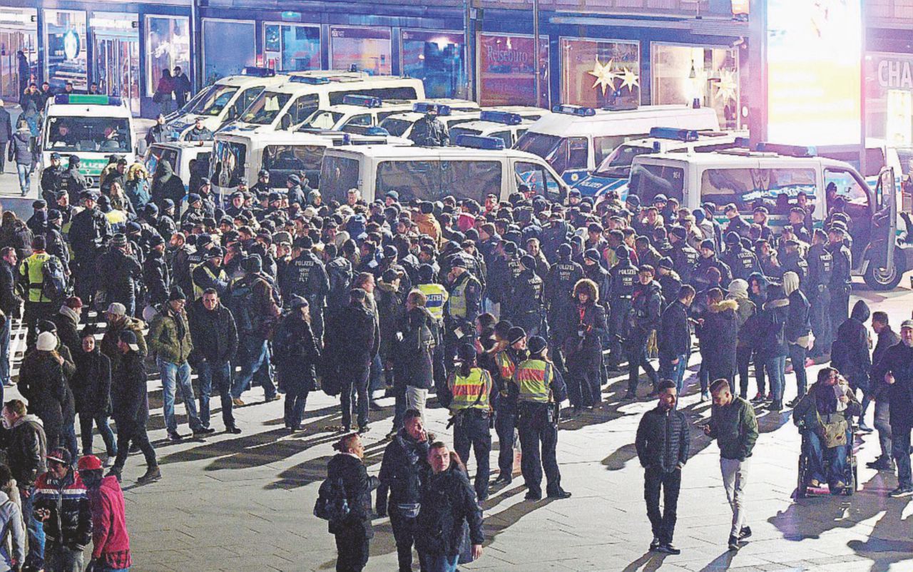 Corazzati - Quest’anno, la notte di San Silvestro a Colonia è stata blindata - Ansa La post-verità di Francoforte: Bild si scusa con i lettori