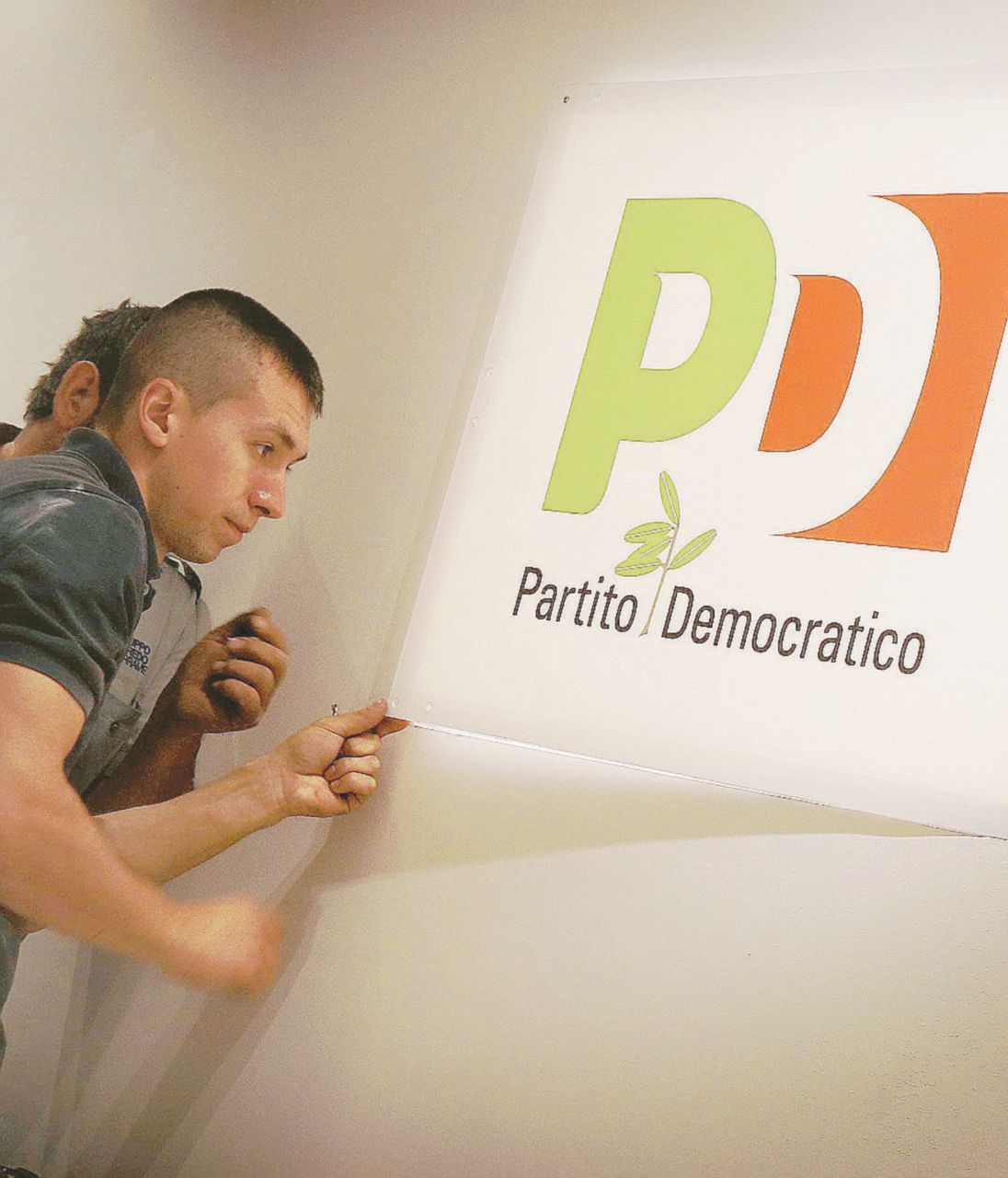 I partiti prima licenziano poi fanno pagare lo Stato