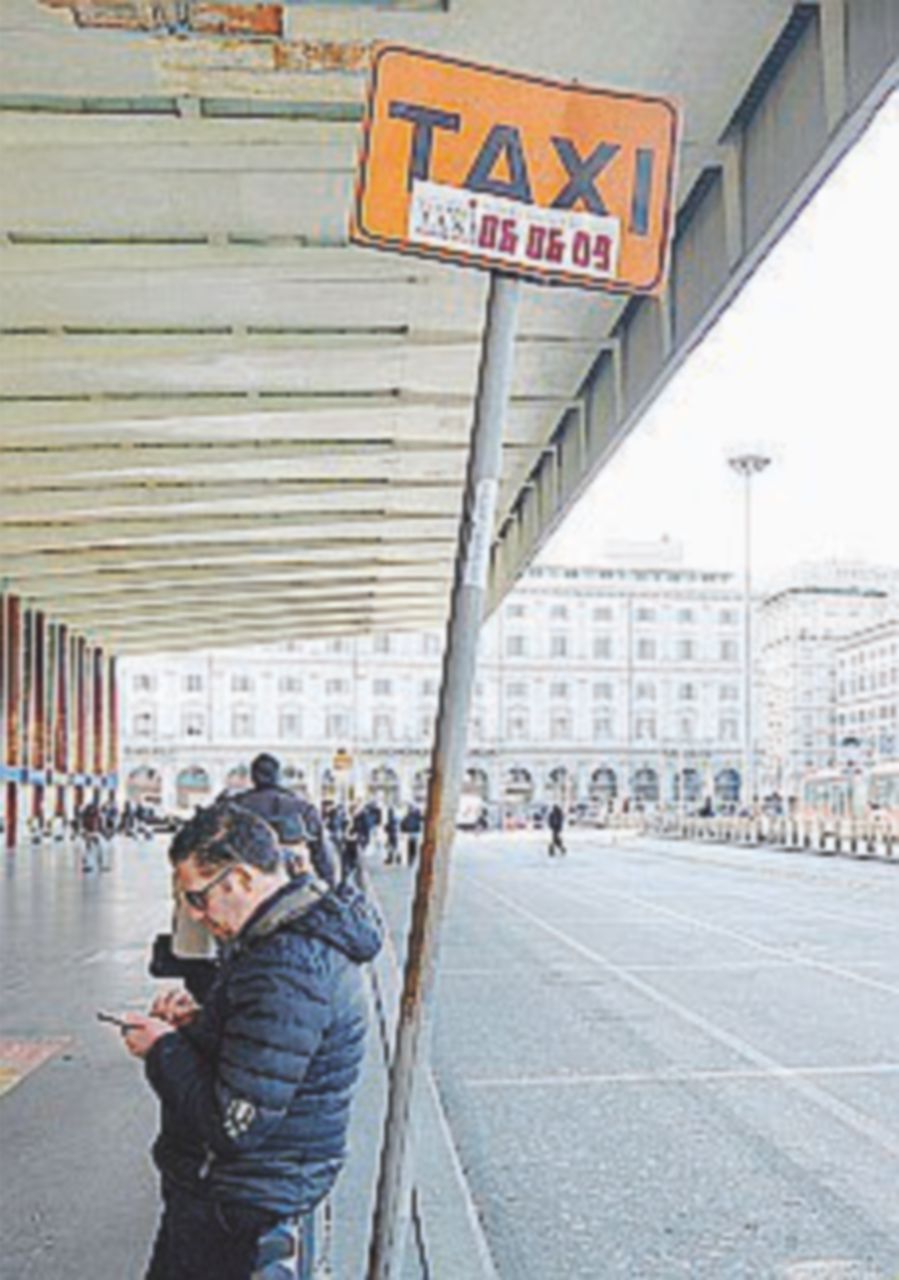 Taxi, oggi protesta a Montecitorio. Uova contro auto a noleggio