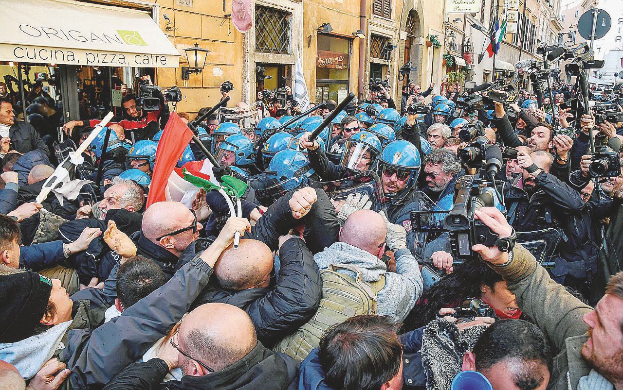 Copertina di I tassisti assediano Roma Petardi, cariche e feriti
