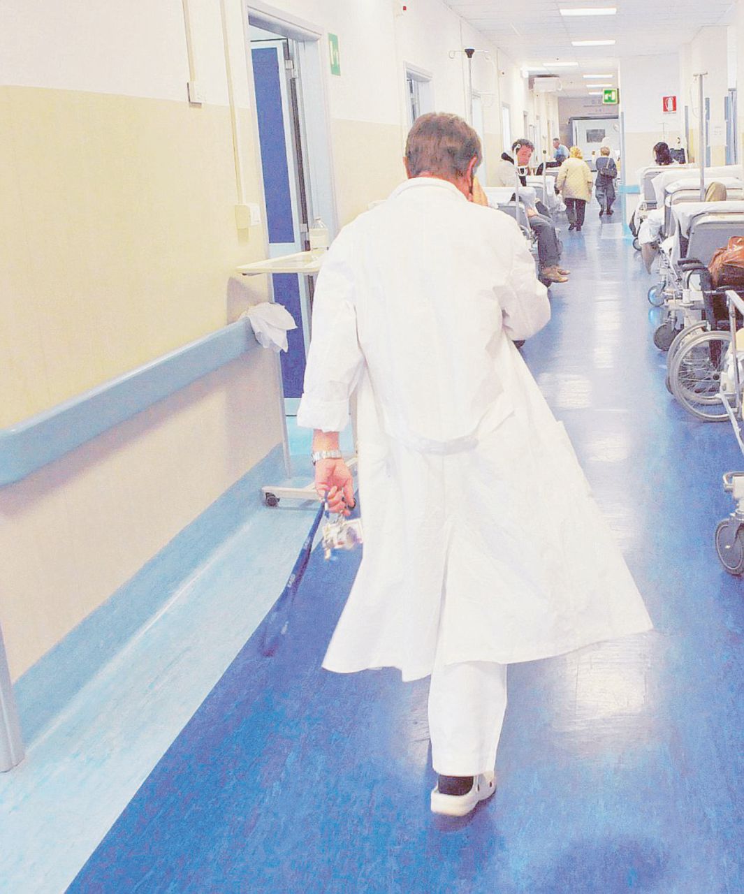 Copertina di Aborto, i vescovi e Lorenzin contro i non obiettori