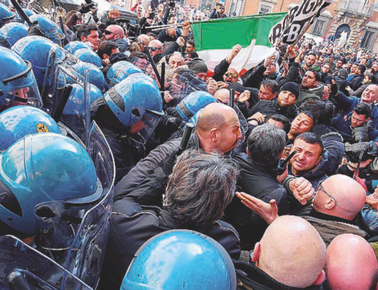 Copertina di La polizia identifica 100 manifestanti. Altri rischiano una multa di 2.500 euro