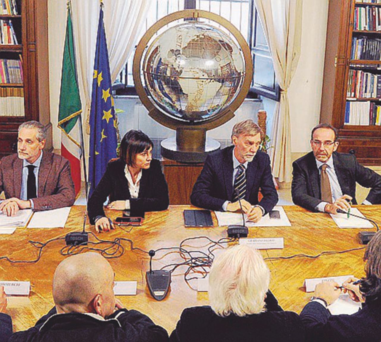 Stretta sugli “abusivi” e regole, Delrio cede alla piazza dei taxi